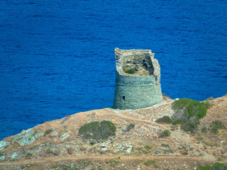 Ein alter und baufälliger genuesischer Wachturm mit Mittelmeer im Hintergrund Cap Corse, Korsika