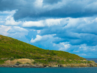 Fototapeta na wymiar Panoramaansicht von der Küste Cap Corse, Mittelmeerküste mit dramatischem Himmel. Platz für Text, Korsika Frankreich