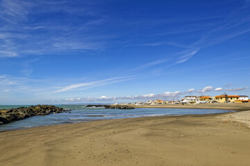 Matin lumineux d'automne le long des côtes italiennes