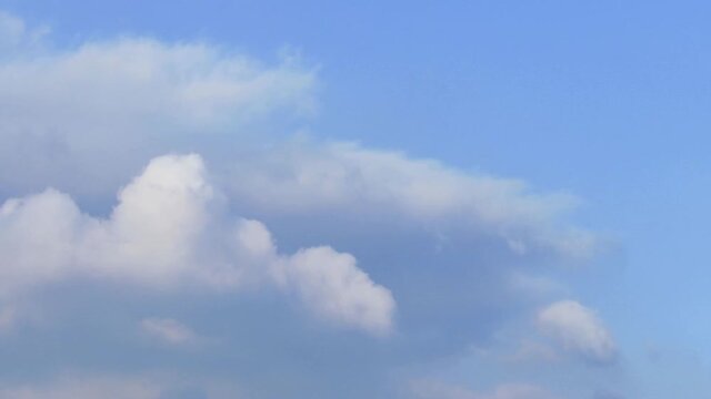 Timelapse de algumas nuvens e pequenos p&aacute;ssaros