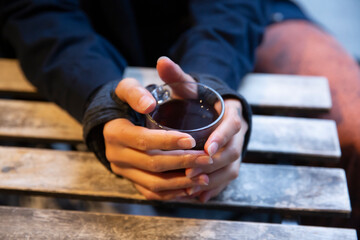 Fototapeta na wymiar woman hand holding tea cup