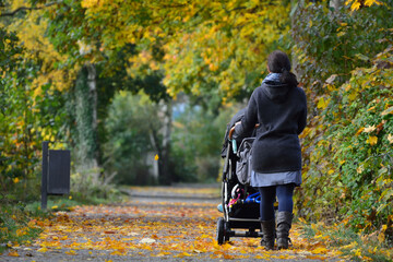 Herbstspaziergang mit Baby im Park