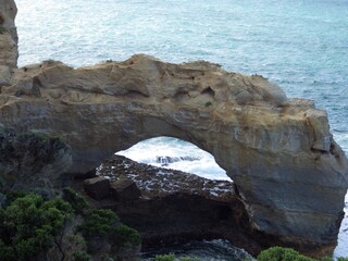 Fototapeta premium Zoom in through The Arch at the great ocean road australia 