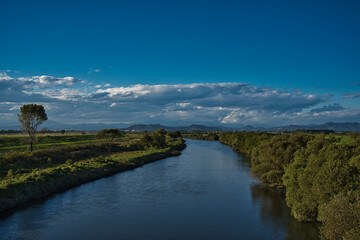 Fototapeta na wymiar 遠くに行きたくなる景色、青く透き通る渡良瀬川