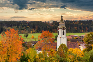Blick auf die Kirche von Niedersonthofen im Herbst