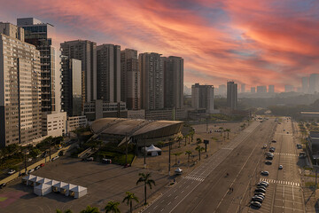 Foto aérea da principal avenida de Barueri durante o por do sol