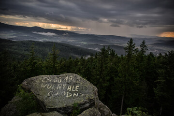 Na szczycie g&oacute;ry o zachodzie słońca