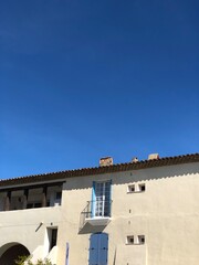 Dieses Foto ist atemberaubend und einzigartig. Der Kontrast zum Himmel ist stechend und du...