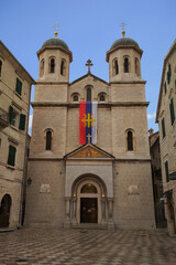 Obraz premium Stone churchyard with a flag over the entrance to the temple