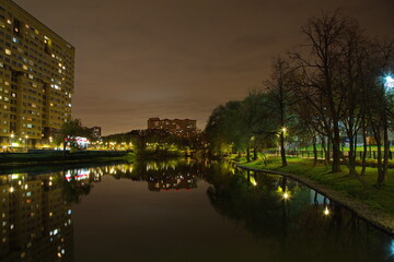 Fototapeta na wymiar City pond in the autumn night.