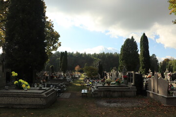 Cmentarz jesienią - przygotowania do Wszystkich Świętych