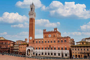Fototapeta na wymiar March 3, 2011: Palazzo Pubblico and Torre del Mangia piazza del campo in Siena in Tuscany, Italy