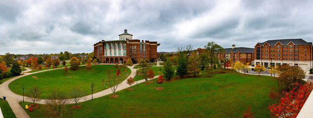 Fototapeta Panorama of an autumn, colorful lawn surrounded by buildings in downtown Lexington, Kentucky obraz