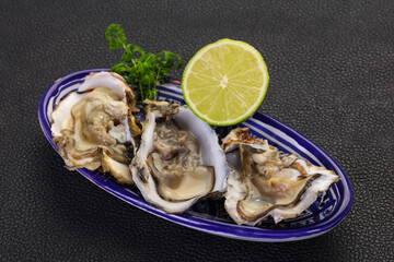 Oysters with lime and parsley