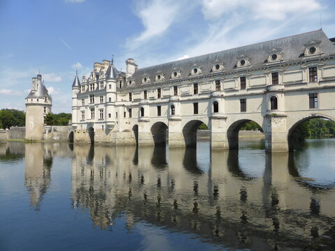Ch&acirc;teaux de la Loire, ch&acirc;teau de Chenonceau et son reflet dans l'eau de la rivi&egrave;re du Cher &ndash; juillet 2014 (France)