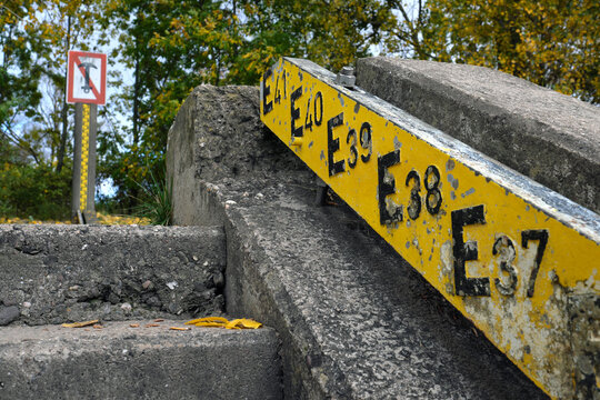 Pegel mit Treppenpegellatte an Steintreppe am Rhein auf der Rheininsel Niederwerth bei Koblenz mit Binnenschifffahrtszeichen Ankern verboten - Stockfoto