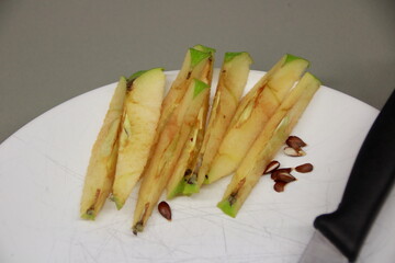 Apfelstücke nach dem Essen auf einem Teller