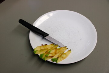 Apfelstücke nach dem Essen auf einem Teller