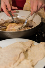 Schnitzel wird frittiert - Nahaufnahme