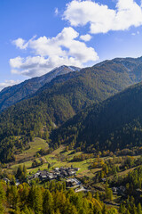 Fototapeta na wymiar Bellino, un piccolo borgo montano in alta Valle Varaita, in provincia di Cuneo, nel sud del Piemonte