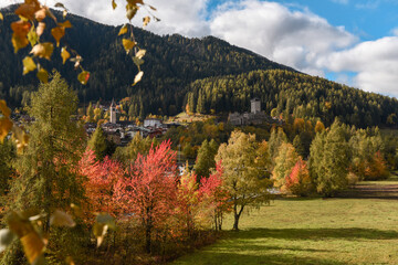 Fototapeta premium paesaggio autunnale Ossana castello montagna Trentino 