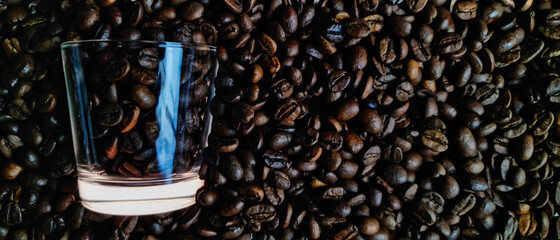 TŁO Z FILIŻANKĄ KAWY W ZIARNACH