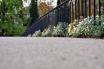 Blumengeschmückte Fußgängerbrücke im Kurpark von Baden-Baden