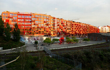 Häuserzeile in charakteristischem Rot am Lokdepot in Berlin Schöneberg 
