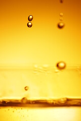 Kropl e wody podświetlone na żółto