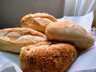 pães sobre a mesa
