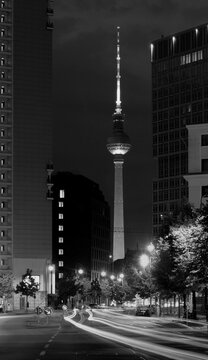 Nächtlicher Blick von Axel Springer Strasse auf Berliner Fernsehturm Berlin Deutschland 