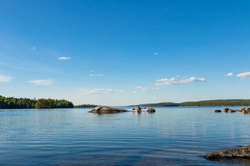 Kanu paddler auf einem See mit kleinen Inseln und Felsen in Skandinavien, Kanutour Panorama