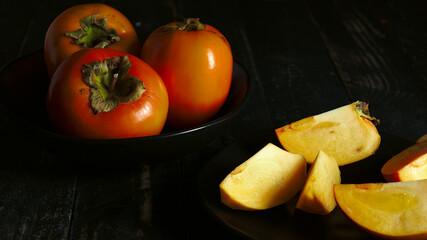 caqui fruta tropical propia del otoño, sabrosa y llena de vitaminas
