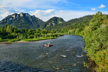 Fototapeta na wymiar The Dunajec River and the Pieniny Mountains in Poland, a beautiful landscape