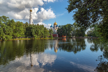 Obraz premium Monastery pond with a reflection of the Nikolo-Ugreshsky Monastery of the Russian Orthodox Church