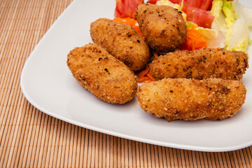 Plato con croquetas caseras y ensalada