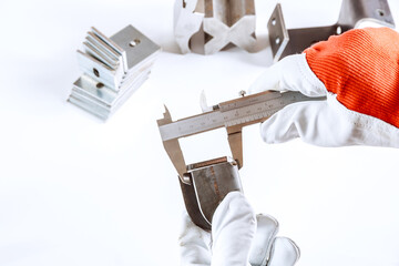 Measuring inner diameter, outer diameter, length with a caliper on a white background.