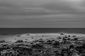 Fototapeta premium Fotografía en blanco y negro del mar