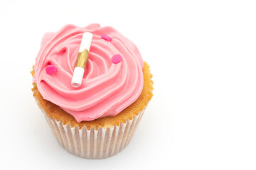 Deliciosos Cupcake de colores y sabores diferentes con fondo blanco