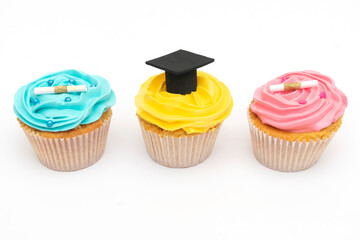 Deliciosos Cupcake de colores y sabores diferentes con fondo blanco