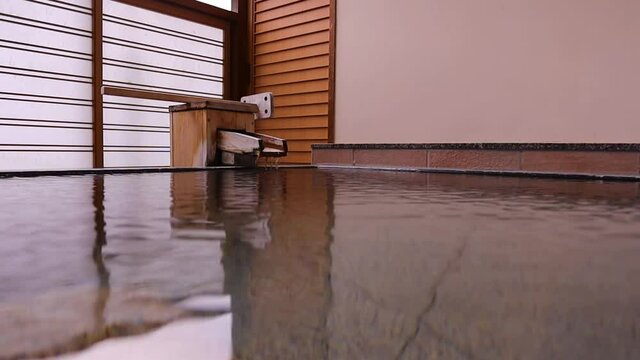 温泉掛け流しの湯船