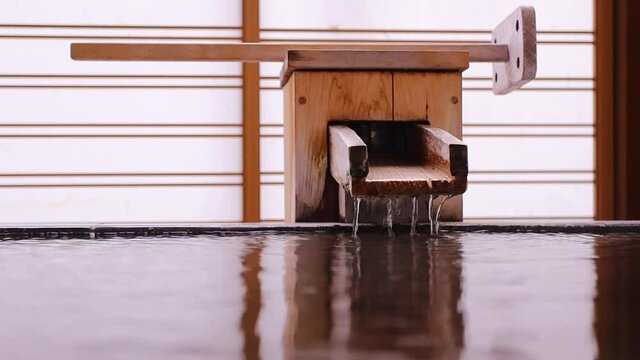 温泉掛け流しの湯船　正面