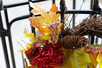 Naklejka premium Fall and autumn harvest flowers and pine cones