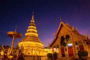 Fototapeta premium LAMPHUN, THAILAND . Night scene of Phra That Hariphunchai temple, Lamphun Province.Wat Phra Haripunchai Woramahawihan, Muang, Lamphun, Thailand.