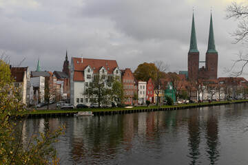 Fototapeta premium Blick über die Trave auf den Dom zu Lübeck