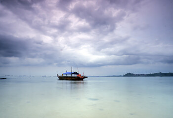 Obraz premium boat on the sea with cloudy