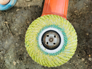 angular sanding machine with a disk for grinding