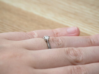 婚約指輪をする女性の手