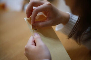 切手をはがす女性