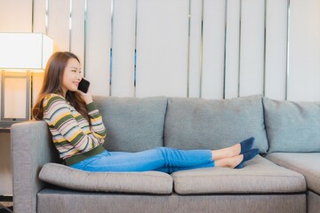 Obraz premium Portrait beautiful young asian woman use smart mobile phone on sofa
